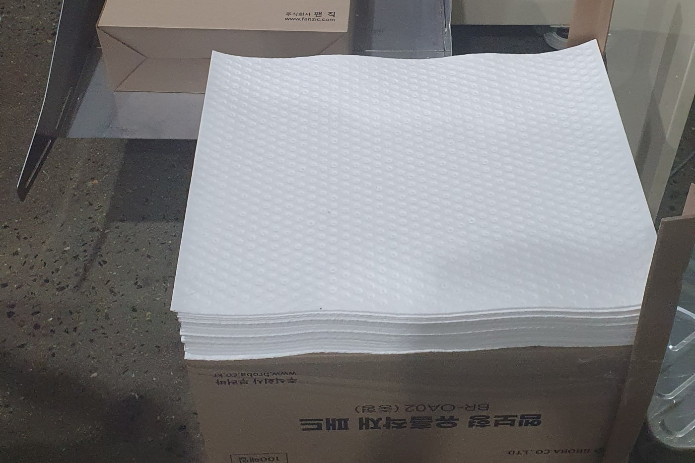 미끄러운 바닥과의 전쟁 유흡착재가 가져온 놀라운 변화의 기록